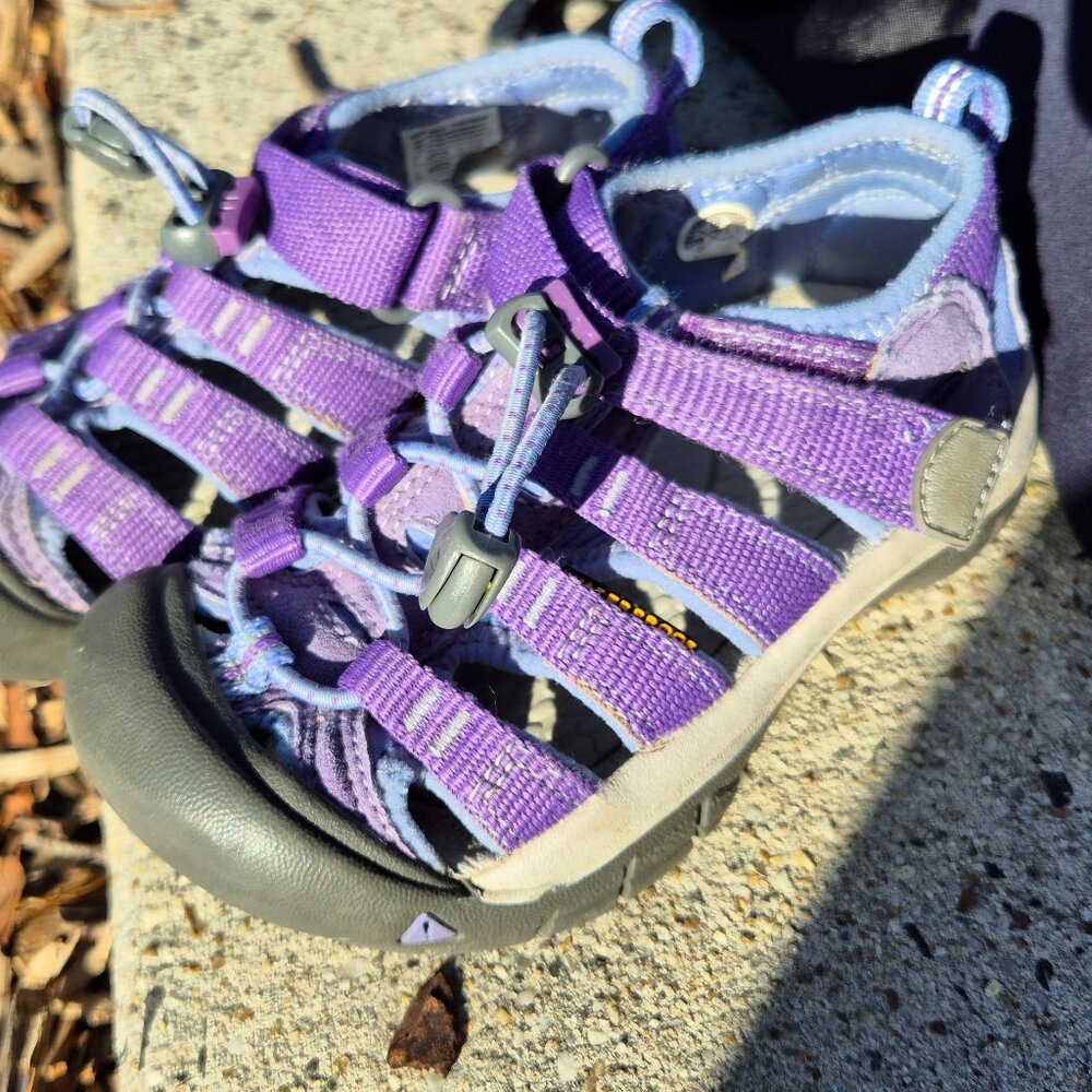 Little kids size 10 Newport H2 Keen Sandals. Excellent shape.